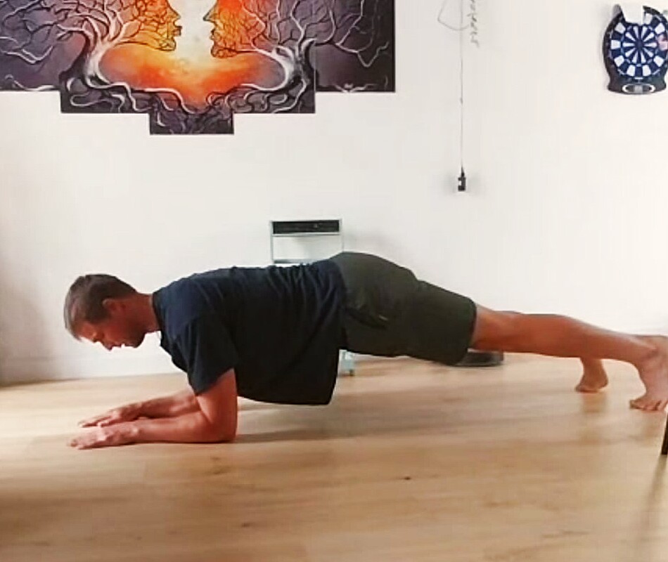 Séance de coaching sportif à domicile — exercice de gainage